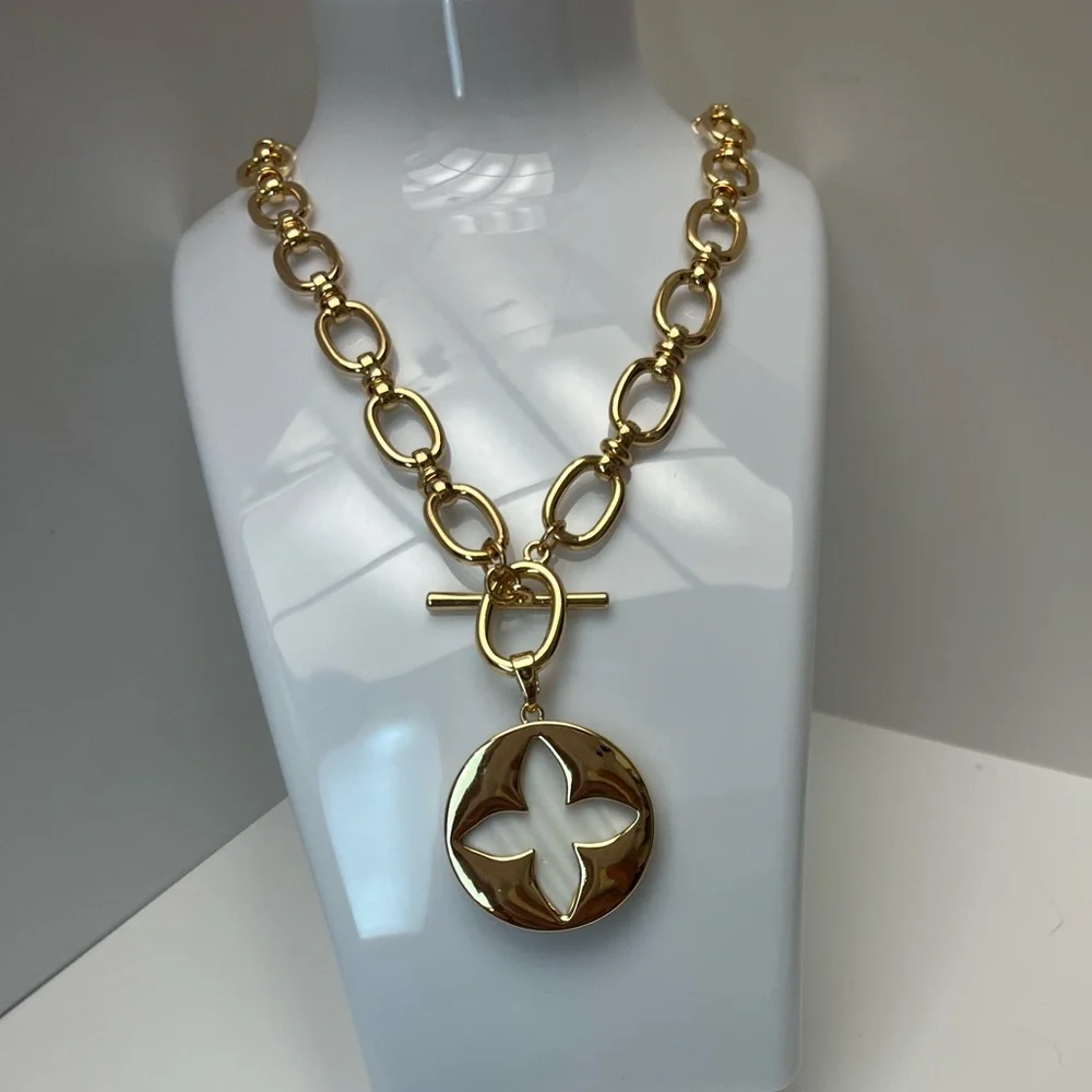 NWT ⚜️🤍⚜️ Camila Coelho Gorgeous Mother of Pearls medallion Necklace - Picture 4 of 16